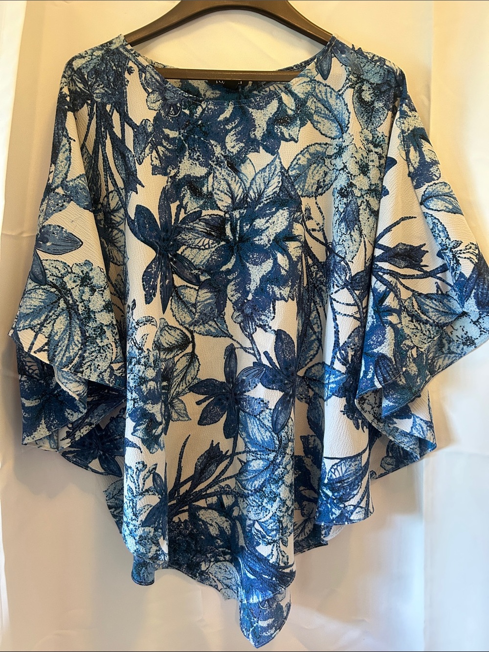 Roz & Ali White and Blue Floral Flow Top